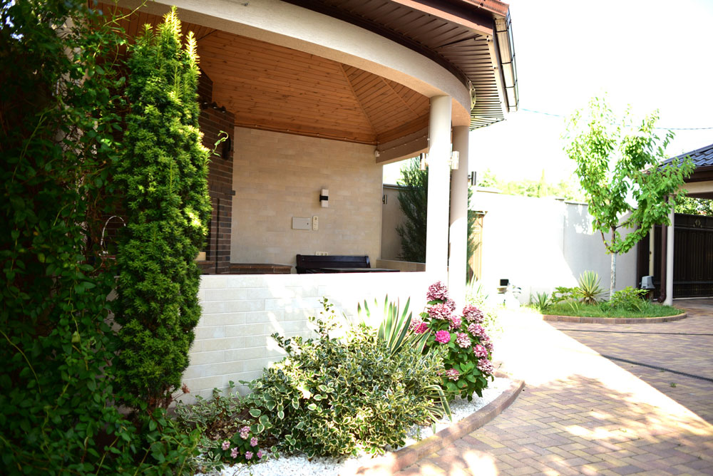 Вторая уличная обеденная зона (на веранде)